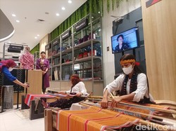 Di Sarinah Sedang Ada Pameran Produk Tenun Ramah Lingkungan