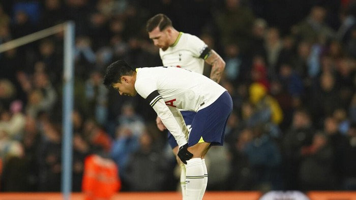 Tottenhams Son Heung-min, fore ground and Tottenhams Pierre-Emile Hojbjerg stand in dejection after Manchester Citys Riyad Mahrez scores his sides fourth goal during the English Premier League soccer match between Manchester City and Tottenham Hotspur at the Etihad Stadium in Manchester, England, Thursday, Jan. 19, 2023. (AP Photo/Dave Thompson)