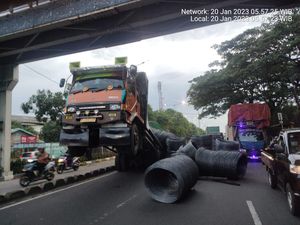 Ada Truk Muatan Kabel Jumping, Jalan Daan Mogot Arah Tangerang Macet