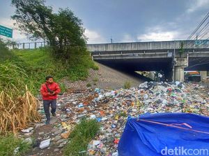 Duh! Sampah Menggunung di Perbatasan Kota-Kabupaten Bandung