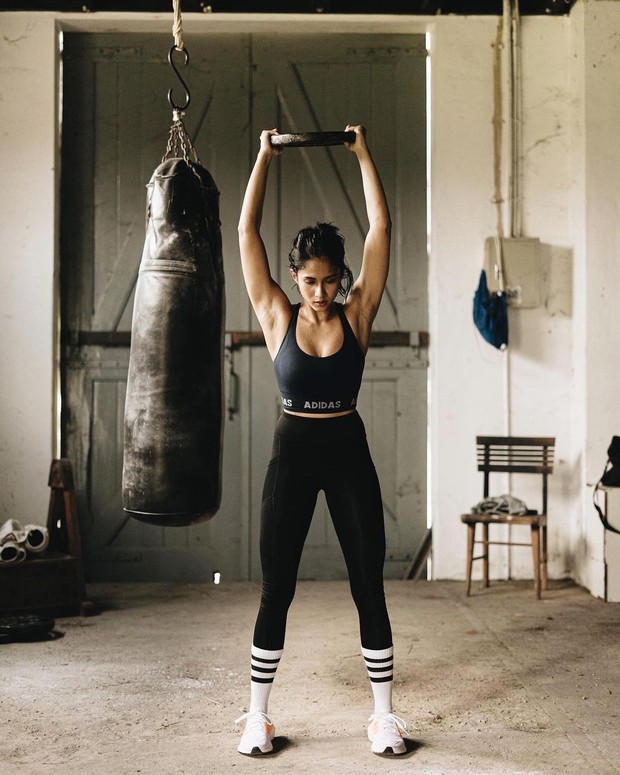 Aghniny Haque dengan outfit serba hitam/Sumber: IG @aghninyhaque Aghniny Haque dengan outfit serba hitam/Sumber: IG @aghninyhaque