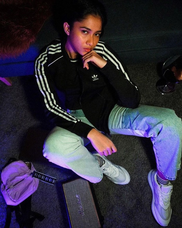 Aghniny Haque dengan track jacket hitam/Sumber: IG @aghninyhaque