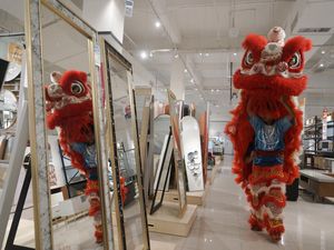 Aksi Barongsai Masuk Mal Jelang Imlek