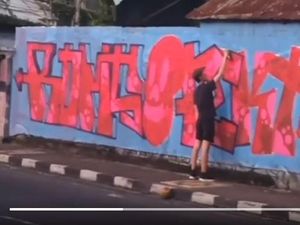 Viral Bule Corat-coret Tembok Rumah Warga di Kuta Utara Viral Bule Corat-coret Tembok Rumah Warga di Kuta Utara