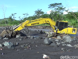 3 Truk dan Alat Berat Diterjang Banjir Lahar Gunung Semeru
