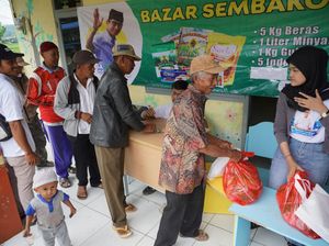 Relawan Sandiaga Gelar Bazar Sembako Murah di Kabupaten Bandung Barat