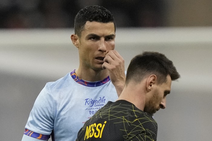 cristiano ronaldo lionel messi riyadh all star paris saint-germain Cristiano Ronaldo gestures playing for a combined XI of Saudi Arabian teams Al Nassr and Al Hilal is flanked by PSGs Lionel Messi during a friendly soccer match, at the King Saud University Stadium, in Riyadh, Saudi Arabia, Thursday, Jan. 19, 2023. (AP Photo/Hussein Malla)