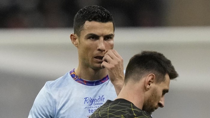 cristiano ronaldo lionel messi riyadh all star paris saint-germain Cristiano Ronaldo gestures playing for a combined XI of Saudi Arabian teams Al Nassr and Al Hilal is flanked by PSGs Lionel Messi during a friendly soccer match, at the King Saud University Stadium, in Riyadh, Saudi Arabia, Thursday, Jan. 19, 2023. (AP Photo/Hussein Malla)