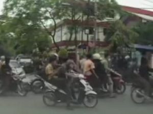 Gerombolan Pelajar di Medan Merampas HP dan Merusak Mobil Warga Gerombolan Pelajar di Medan Merampas HP dan Merusak Mobil Warga
