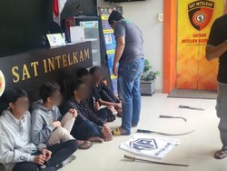 5 Gangster Remaja Bawa Sajam di Surabaya Ditangkap Saat Hendak Tawuran