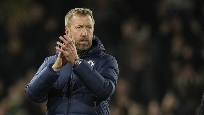 Chelseas head coach Graham Potter applauds after the English Premier League soccer match between Fulham and Chelsea at the Craven Cottage stadium in London Thursday, Jan. 12, 2023. (AP Photo/Alastair Grant)