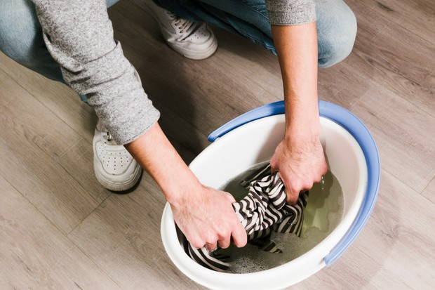 Cara Mencuci Pakaian Hitam yang Tepat Agar Warna Tetap Pekat