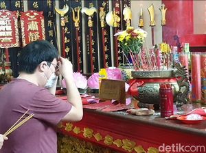 Umat Tionghoa Makassar Mulai Rayakan Imlek di Klenteng, Harap Ekonomi Pulih Umat Tionghoa Makassar Mulai Rayakan Imlek di Klenteng, Harap Ekonomi Pulih