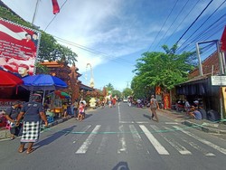 Jalan WR Supratman Denpasar Ditutup Jelang Tradisi Ngerebong