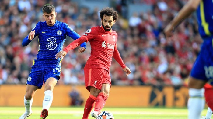 LIVERPOOL, ENGLAND - AUGUST 28: Mohamed Salah of Liverpool battles with Mason Mount of Chelsea during the Premier League match between Liverpool and Chelsea at Anfield on August 28, 2021 in Liverpool, England. (Photo by Simon Stacpoole/Offside/Offside via Getty Images)