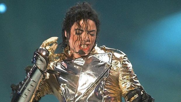 le chanteur amricain Michael Jackson se produit sur scne, le 25 Juin au stade Gerland  Lyon, devant prs de 25 000 personnes, lors d'un concert qui dmarre sa tourne franaise intitule 