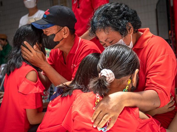 Momen Haru Basuh Kaki Orang Tua Sebelum Rayakan Imlek