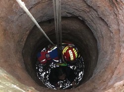 Damkar Evakuasi ODGJ Tercebur Sumur di Jaktim Gegara Halusinasi Cari Anak