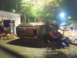 Pajero Terguling Setelah Tabrak Motor dan Pos Polisi di Surabaya