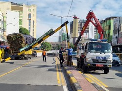 Pembatas Tinggi Underpass Tanah Abang Jatuh Usai Ditabrak Truk
