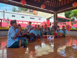 Gamelan Bali Iringi Persembahyangan Imlek di Kelenteng Ling Gwan Kiong