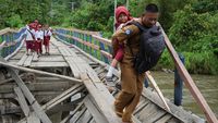 Perjuangan Warga di Kolaka Timur Sebrangi Jembatan Rusak