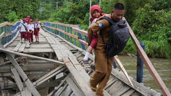 Perjuangan Warga di Kolaka Timur Sebrangi Jembatan Rusak