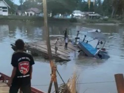 Pikap Angkut Besi Tua 1,5 Ton Tercebur saat Seberangi Sungai di Konawe