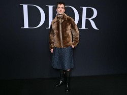 Gaya Robert Pattinson Pakai Rok, Curi Perhatian di Fashion Show Dior