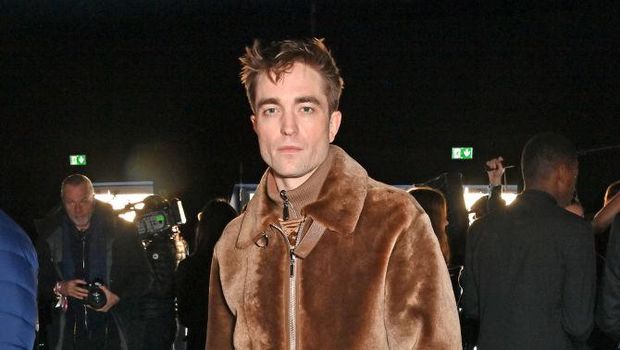 Gaya Robert Pattinso di fashion show Dior Menswear Fall/Winter 2023-2024.