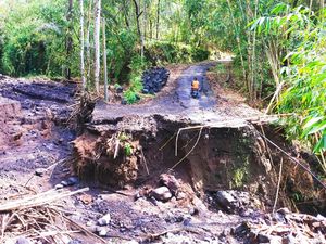 Ruas Jalan Sukaluwih-Geriana Kauh Jebol Lagi Usai Hujan Lebat, Kelima Kali Loh!
