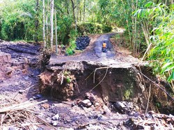 Ruas Jalan Sukaluwih-Geriana Kauh Jebol Lagi Usai Hujan Lebat, Kelima Kali Loh!