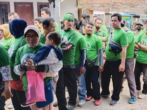 Relawan Ganjar Bagikan Sembako Murah di Lenteng Agung Jakarta