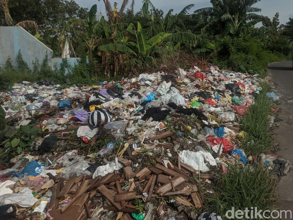 Jorok! Sampah Meluber di TPS Sementara Weding Demak Ganggu Pengendara