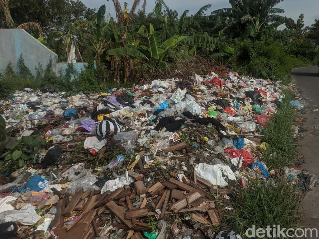 Jorok! Sampah Meluber di TPS Sementara Weding Demak Ganggu Pengendara Jorok! Sampah Meluber di TPS Sementara Weding Demak Ganggu Pengendara