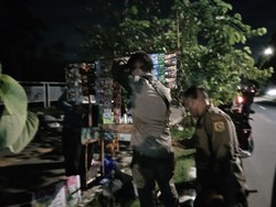 Satpol PP Bogor Tertibkan PKL Bandel di Kawasan Stadion Pakansari