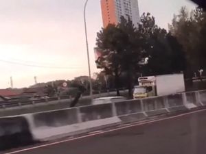 Bahaya! Truk Ini Ngebut Lawan Arah di Tol Serpong-Balaraja