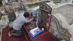 Seniman Ini Percantik Makam China dengan Lukisan