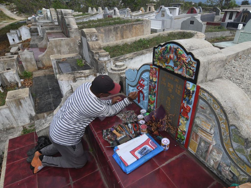 Seniman Ini Percantik Makam China dengan Lukisan Seniman Ini Percantik Makam China dengan Lukisan