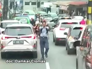 Hebat! Siswa SMP Buka Jalur Mobil Damkar yang Terjebak Macet di Bogor