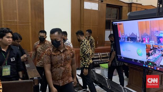 12 anggota Brimob bersaksi serentak di persidangan tragedi Kanjuruhan di Pengadilan Negeri (PN) Surabaya, Jumat (20/1).