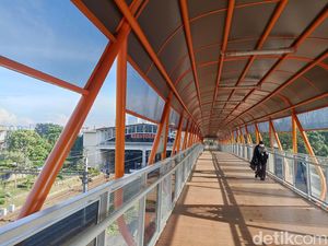 Senangnya Warga Saat Jajal Skywalk Kebayoran Lama Meski Masih Uji Coba
