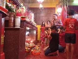 Sambut Imlek 2574, Umat Kong Co Bio Tabanan Sembahyang Tutup Tahun