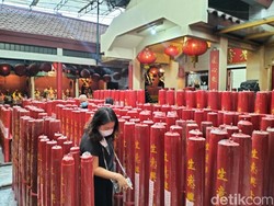 Melihat Suasana Vihara Dharma Ramsi Jelang Perayaan Imlek 2023
