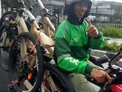 Tega! Ojol Angkut 3 Sepeda Sekaligus, Tetap Senyum Meski Kesusahan
