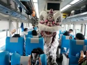 Aksi Barongsai Hibur Penumpang di Stasiun Gambir dan Pasar Senen