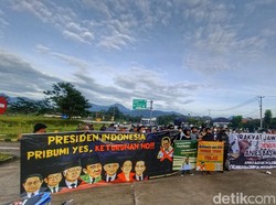 Demo Warnai Kedatangan Anies Baswedan di Jalak Harupat Bandung