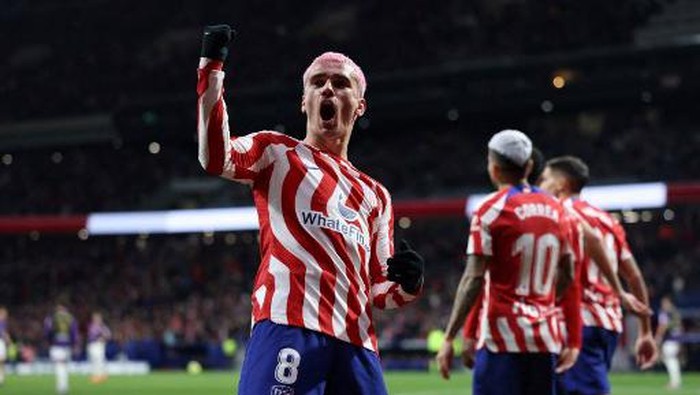 Atletico Madrids French forward Antoine Griezmann celebrates scoring his teams second goal during the Spanish league football match between Club Atletico de Madrid and Real Valladolid FC at the Wanda Metropolitano stadium in Madrid on January 21, 2023. (Photo by Pierre-Philippe Marcou / AFP)