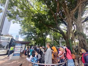 Akhir Pekan, Warga Antre Panjang Naik Bus Wisata TransJ di IRTI Monas Akhir Pekan, Warga Antre Panjang Naik Bus Wisata TransJ di IRTI Monas