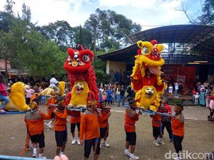 Barongsai di Subang Naik Sisingaan Barongsai di Subang Naik Sisingaan